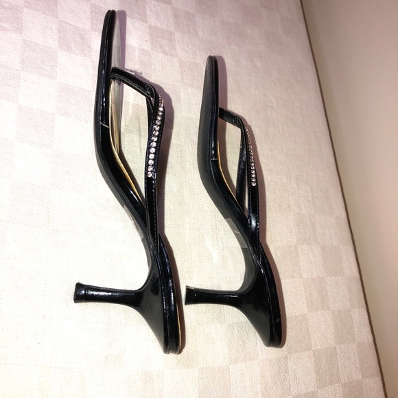 toe post kitten heels